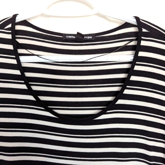 Cable & Gauge Women's (Medium)Top/Tshirt With Ruffled Sleeves & Bottom Hem - Picture 5 of 12